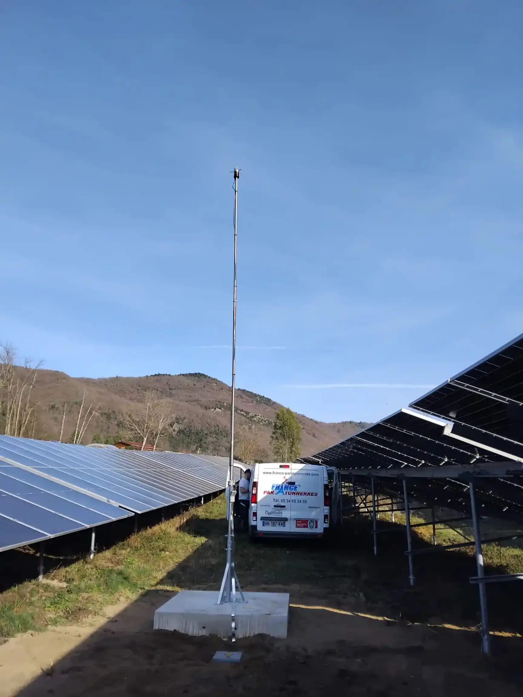 Paratonnerre sur trépied installé sur un champ photovoltaïque dans le Sud-Ouest